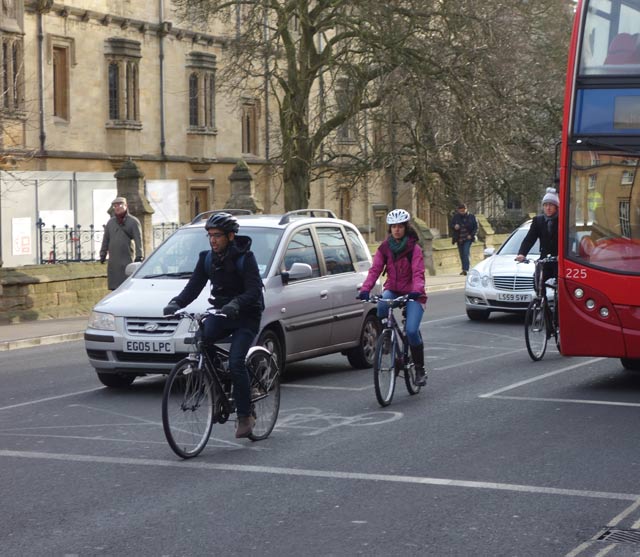 cyclist-feeder-lane-between2-lanes