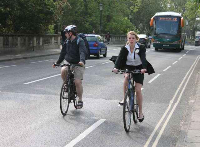 cyclist-turning-right-bus-behind