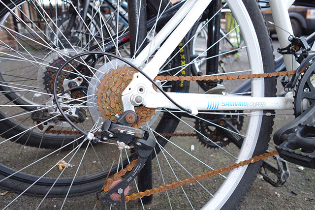 rusty-chain-white-bike